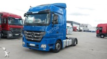 tractora semi portamáquinas Mercedes