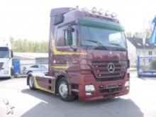 tractora semi portamáquinas Mercedes