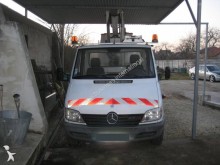 plataforma elevadora sobre camión Mercedes