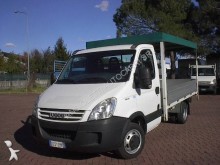 utilitaire plateau plateau bâché Iveco