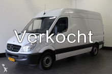 bedrijfswagen grote bak Mercedes