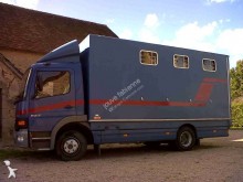 camión remolque para caballos Mercedes