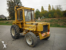 chariot élévateur de chantier nc INTERNATIONAL 2525F
