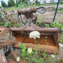 Caterpillar tiltable ditch cleaning bucket
